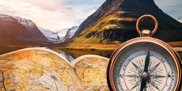 Bild av et kompass og et kart med et fjell i bakgrunn